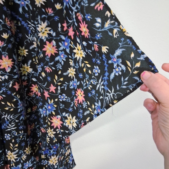 Floral Kimono Robe Duster One Size Flowy And Comfortable With Black Background - Picture 7 of 12